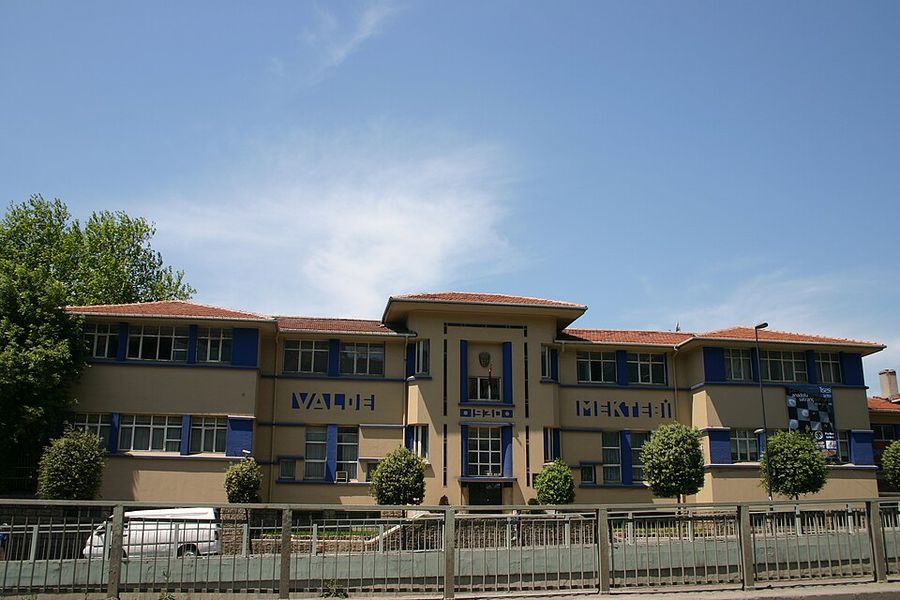 Pertevniyal Lisesi